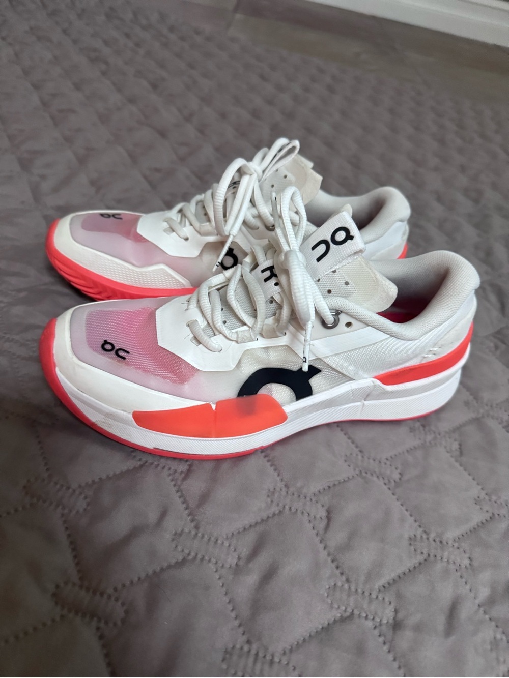 On cloud Roger pro court shoe
